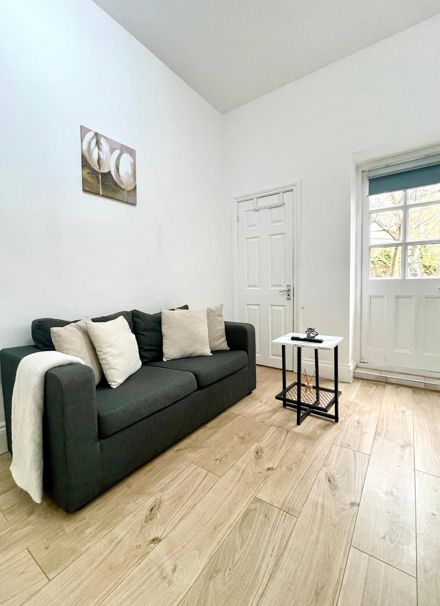 Apartment Garden Flat-great Transport Link To London