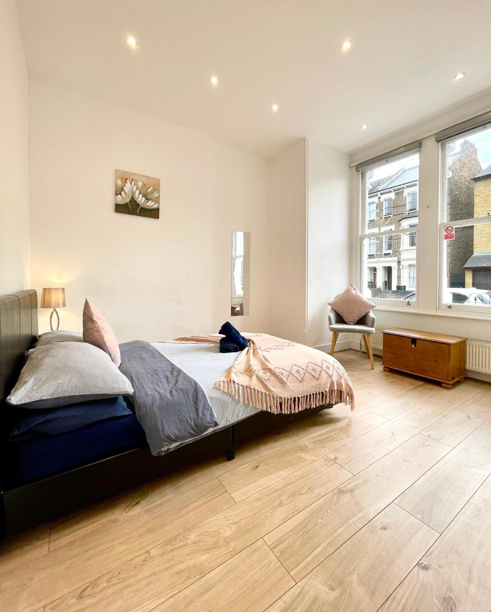 Garden Flat-great Transport Link To *